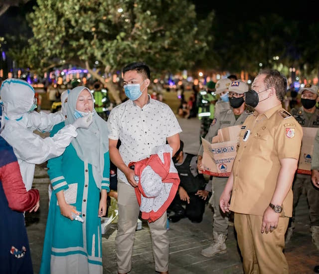 Bupati Jember Sambangi Titik Keramaian Tebarkan Masker Cegah Lonjakan Covid-19